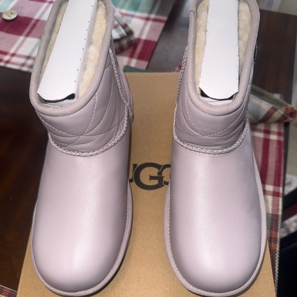 UGG Kids Classic Mini Pearlized boots size 6 new - Picture 2 of 9